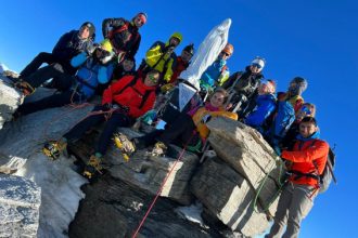 Il gruppo di Giroparchi Adventure Trail sulla vetta del Gran Paradiso